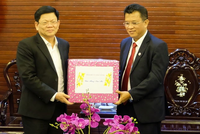 Deputy Secretary Tri (left) presenting a Tet gift to a representative from the city’s Power Company