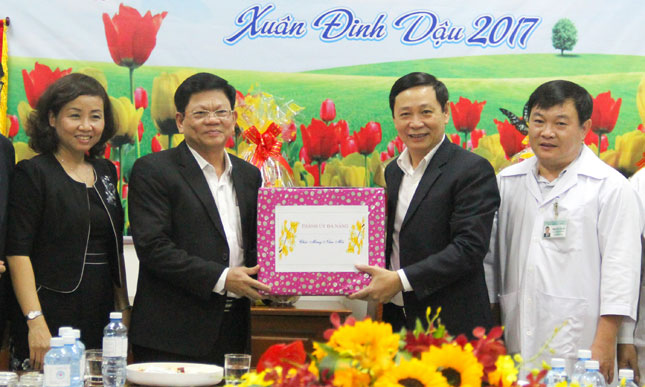 Deputy Secretary Tri (2nd left) presenting a Tet gift to a representative from the hospital