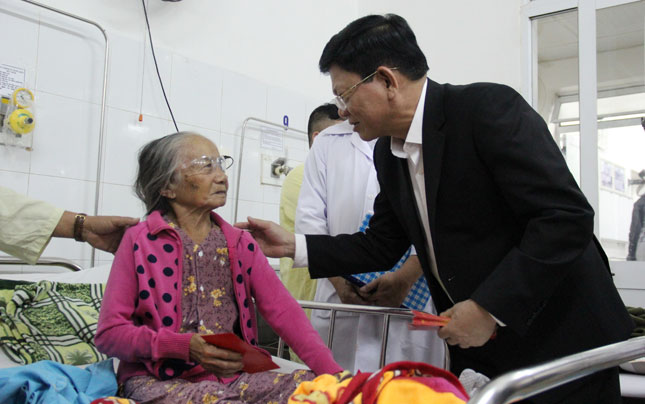 Deputy Secretary Tri speaking to a patient at the hospital