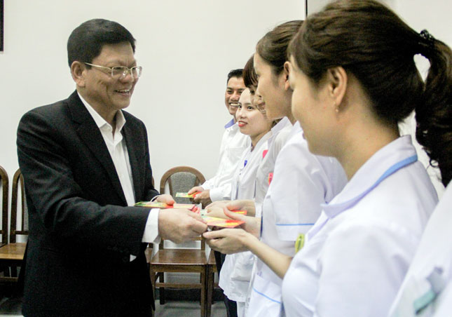 Deputy Secretary Tri giving lucky money to some doctors and nurses at the hospital