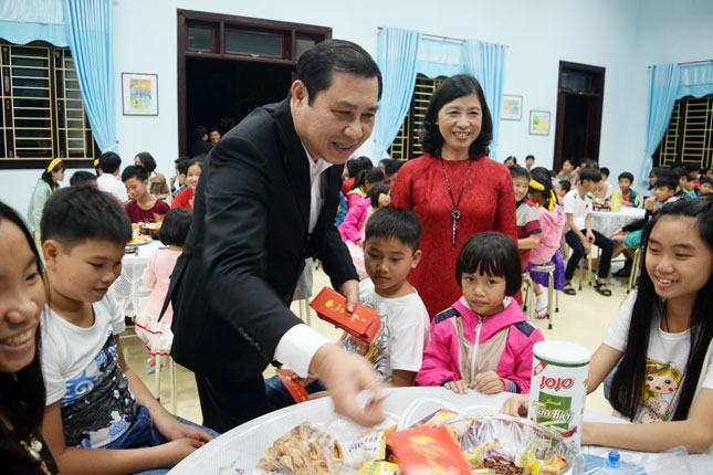 Chairman Tho giving lucky money children at the SOS Children’s Village