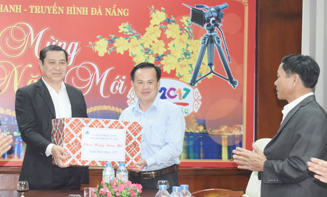 Chairman Tho presenting a Tet gift to a representative from the DRT