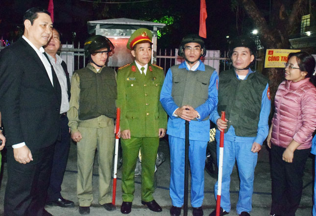 Chairman Tho (1st left) encouraging the patrol team in Hai Chau 1 Ward to fulfil their tasks well