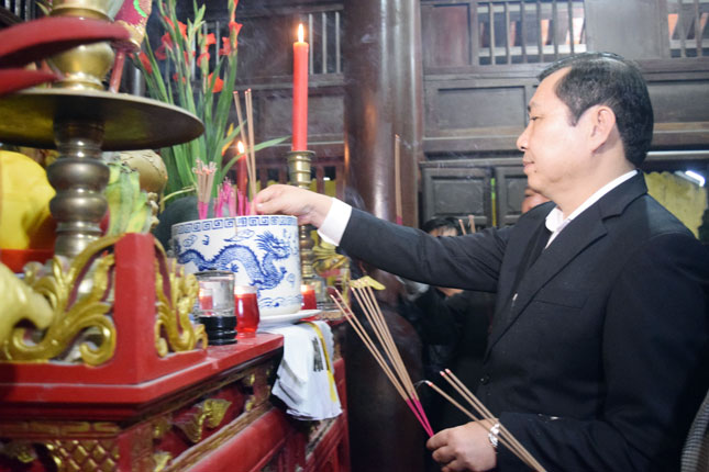 Chairman Tho offering incense to the ward’s village communal house