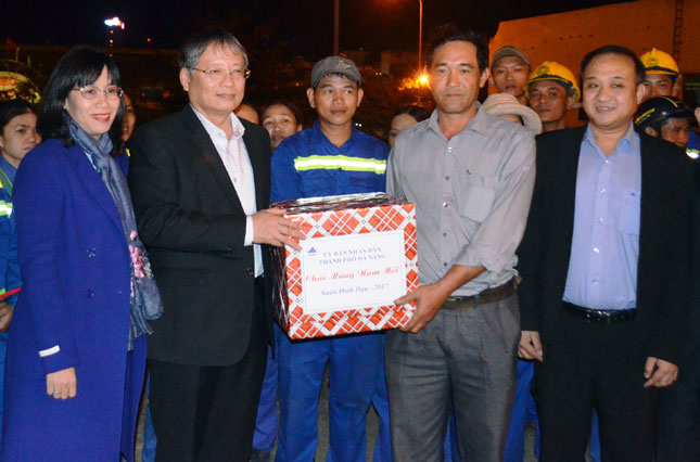 Vice Chairman Tuan (2nd left) presenting a Tet gift to representatives from the Ngu Hanh Son District’s urban environment unit