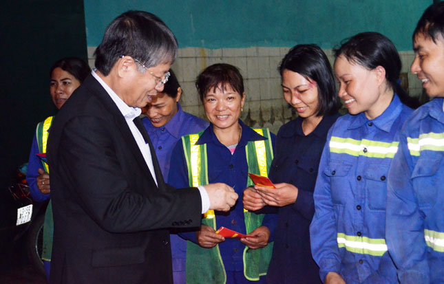 Vice Chairman Tuan (left) presenting lucky money to sanitation workers from the Cam Le District’s urban environment unit