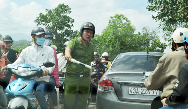 Lực lượng Công an huyện Hòa Vang có mặt kịp thời ở một khu vực ùn tắc giao thông trong nghĩa trang Hòa Sơn