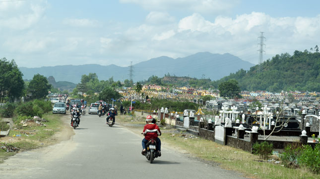 đến hơn 12 giờ trưa cùng ngày, lượng người đến viếng mộ ở nghĩa trang Hòa Sơn mới thưa dần.