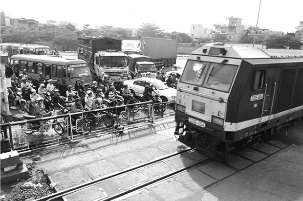 Local road users often faced traffic chaos when a train passed through the Hue T-junction …