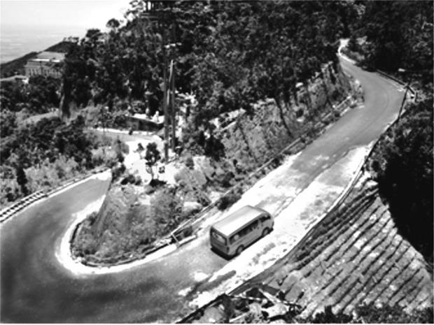  Small and dangerous winding roads to the Ba Na Hills in the past.