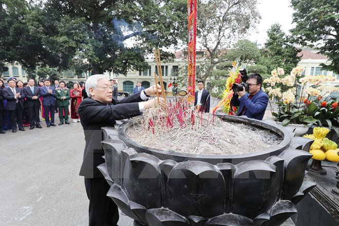 Tổng Bí thư Nguyễn Phú Trọng dâng hương tại Tượng đài vua Lý Thái Tổ. (Ảnh: Trí Dũng/TTXVN)