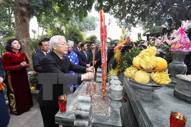 Tổng Bí thư Nguyễn Phú Trọng đến dâng hương tại Tượng đài Vua Lê Thái Tổ. (Ảnh: Trí Dũng/TTXVN)