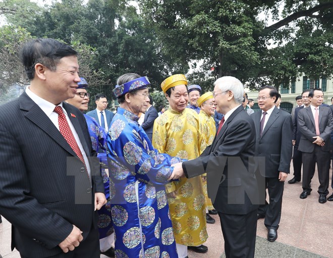 Tổng Bí thư Nguyễn Phú Trọng gặp gỡ, chúc Tết người dân Thủ đô. (Ảnh: Trí Dũng/TTXVN)