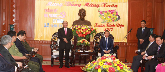 Prime Minister Phuc extending Tet greetings to the city’s key leaders