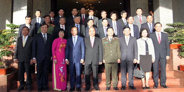  Prime Minister Phuc (1st row, centre), Deputy Minister for Public Security Nguyen Van Son (1st row, 4th right), Secretary Anh (1st row, 4th left), and other representatives from the city’s authorities