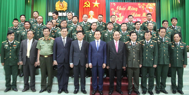  Prime Minister Phuc (1st row, 5th right), the city’s key leaders and representatives from the city-based armed forces