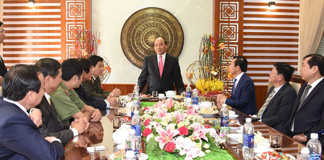  Prime Minister Phuc speaking to the municipal leaders and representatives from the Hai Chau District authorities