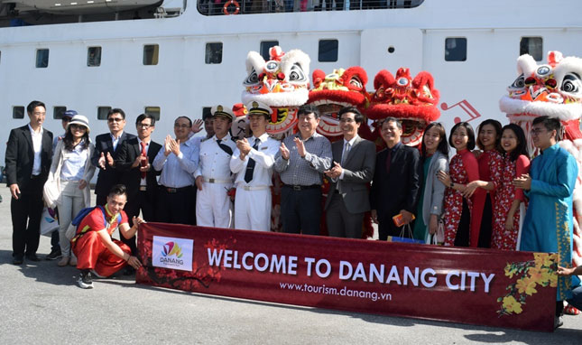 Leaders of the Tourism Department and the first cruise ship passengers to set foot in the city on the first day of the Lunar New Year.