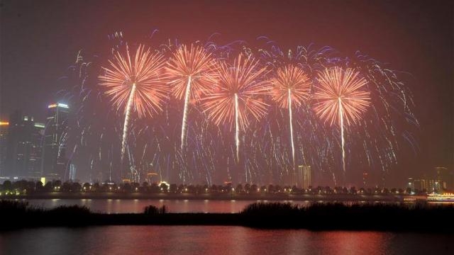 Fireworks light up sky at a Spring Festival gala show on the Orange Isle in Changsha, capital of central China's Hunan Province, Jan. 27, 2017. (Xinhua)