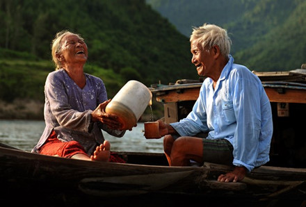 Một gia đình ngư phủ, xóm nhà chồ ngày nào trên sông Hàn, nay đã có nhà cửa ổn định trên bờ. Ảnh Nguyễn Thị Châu Liên