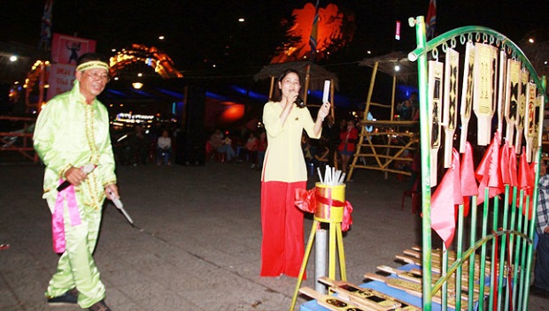 A 'bai choi' (singing while acting as playing cards) performance