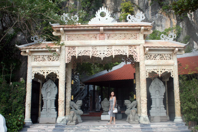 Cổng đá tại vườn tượng, công viên ở phía nam ngọn Thủy Sơn. Stone gate at the garden of statues at the southern side of the Thuy Son  