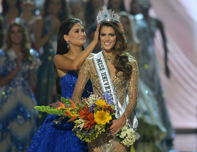 Hoa hậu Hoàn vũ 2015 Pia Wurtzbach trao lại vương miện cho Hoa hậu Pháp Iris Mittenaere. (Nguồn: AFP)