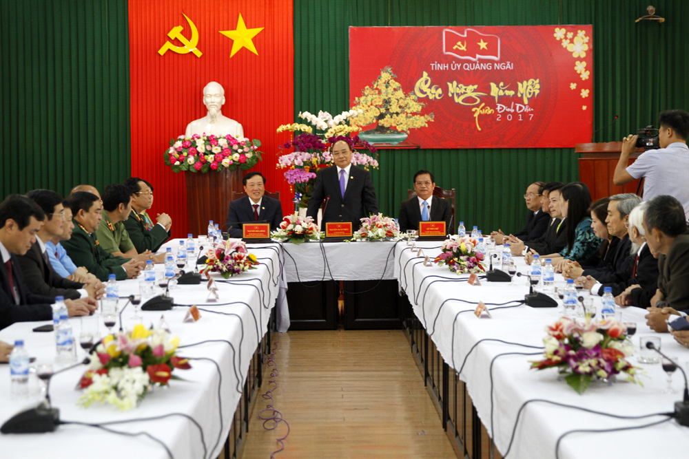 Thủ tướng Nguyễn Xuân Phúc thăm và chúc Tết lãnh đạo, nguyên lãnh đạo chủ chốt tỉnh Quảng Ngãi. - Ảnh: VGP/Hồng Hạnh