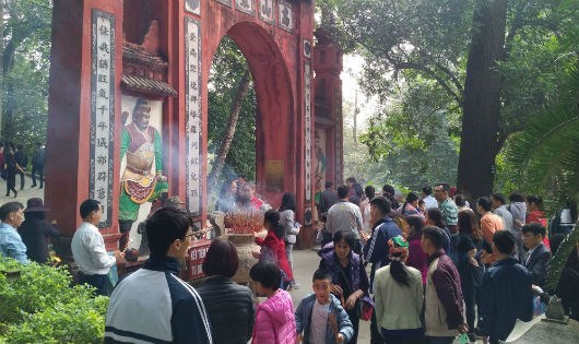 About ten thousand of people visited the Hung Kings Temples Complex on the Lunar New Year’s Day (Photo: baophapluat.vn)