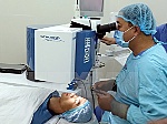 Việt Nam đã có thể thực hiện phẫu thuật mắt mà không chạm vào mắt