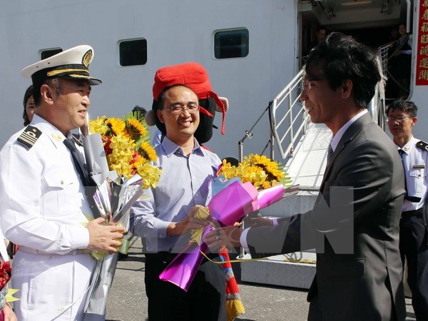 Da Nang's tourism officials welcome passengers on a cruise ship visiting the city during the Tet holiday. (Source: VNA)