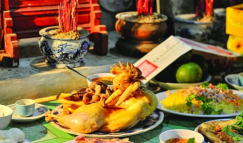 A Vietnamese table of offerings with a boiled rooster in the center Tuoi Tre