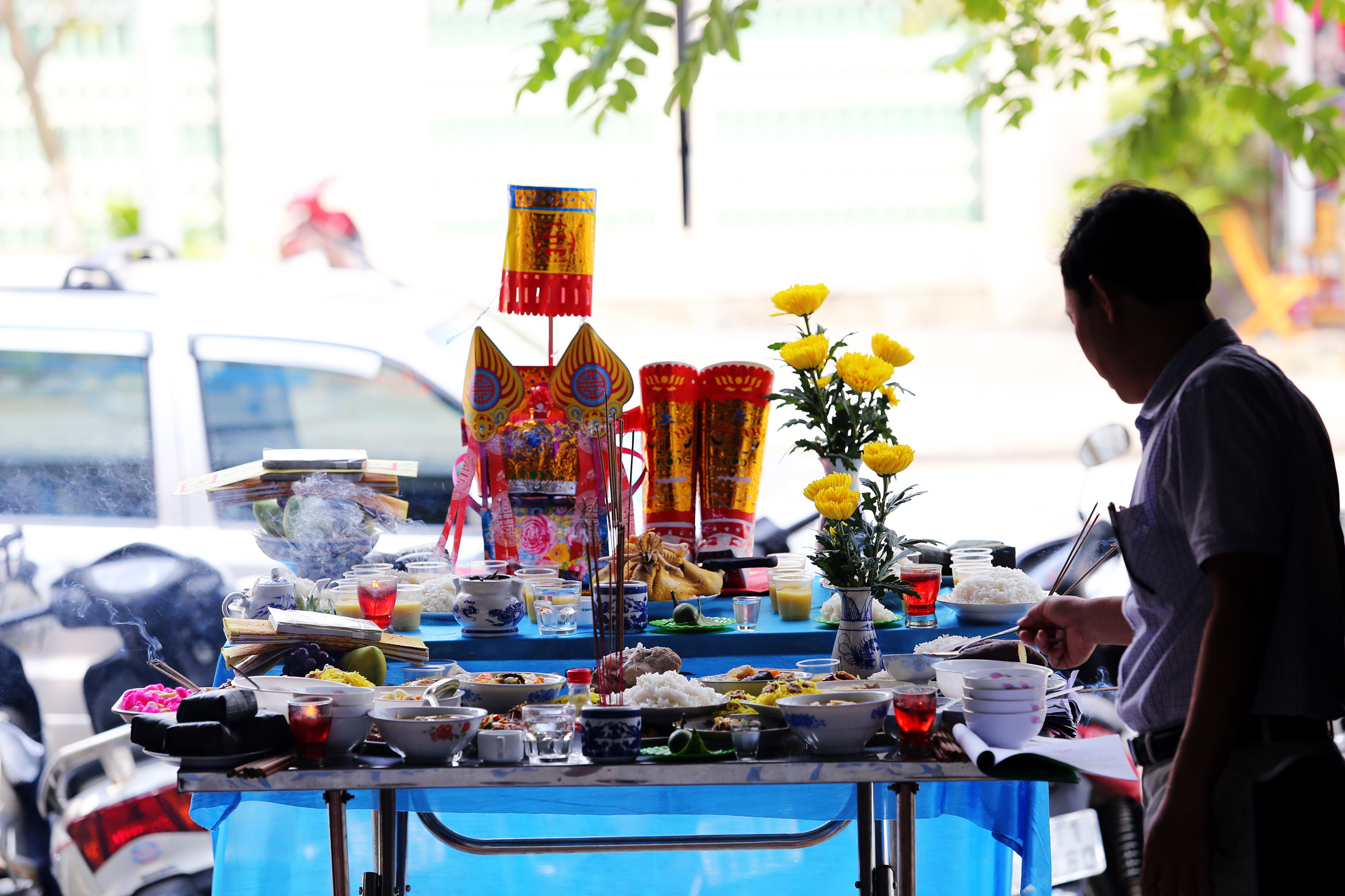 A Vietnamese table of offerings with a boiled rooster in the center. Photo: Tuoi Tre