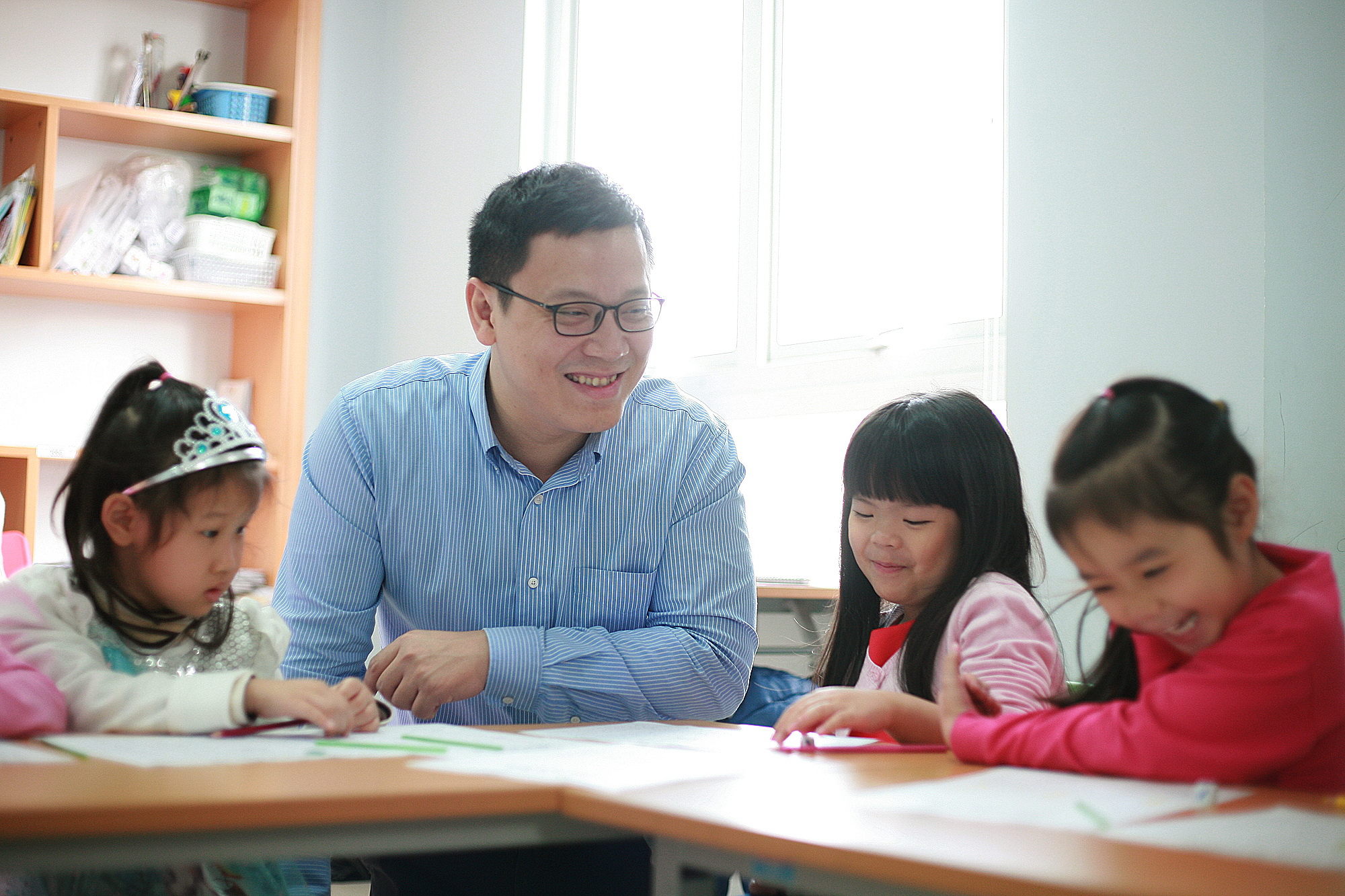 Assoc. Prof. Le Anh Vinh teaches math to kindergarteners.