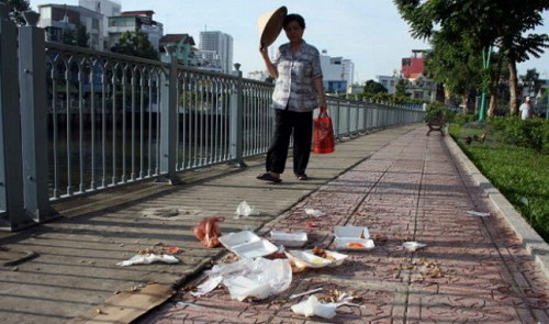 Trash is seen along the bank of the Nhieu Loc - Thi Nghe canal in Ho Chi Minh City. Tuoi Tre