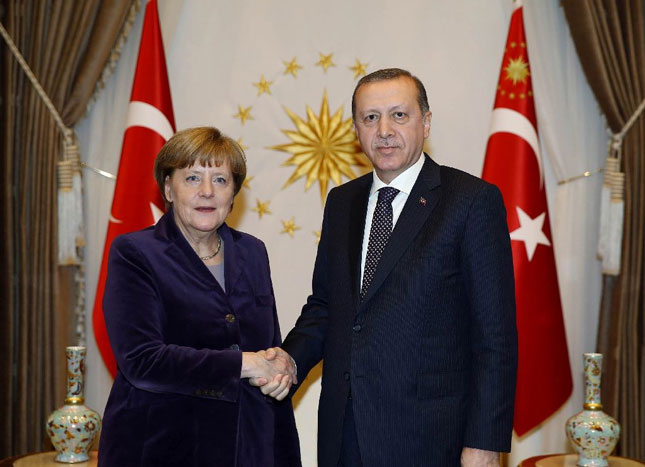 Thủ tướng Đức Angela Merkel (trái) đến Ankara, gặp gỡ các nhà lãnh đạo Thổ Nhĩ Kỳ với mong muốn tháo gỡ bất đồng giữa hai nước.      										                     Ảnh: AFP