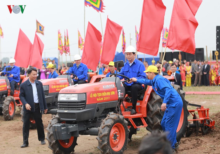 Chủ tịch nước cùng lãnh đạo địa phương sử dụng máy cày chuyên dụng để thực hiện nghi thức xuống đồng đầu năm, cầu mong mùa màng bội thu. 