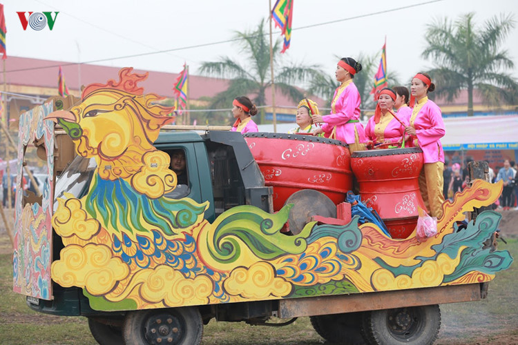 Màn trống khai hội do phụ nữ xã Đọi Sơn thực hiện khiến không khí lễ hội càng trở nên náo nhiệt.