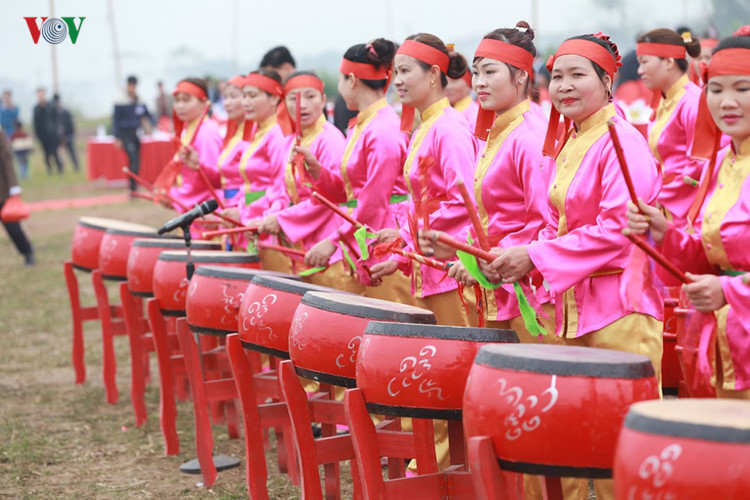 Dàn trống hội do đội trống nữ Đọi Sơn biểu diễn tại lễ hội.