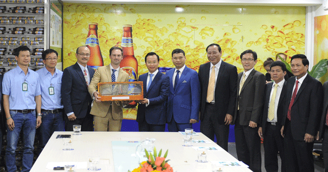 Secretary Anh giving a gift to Heineken leaders