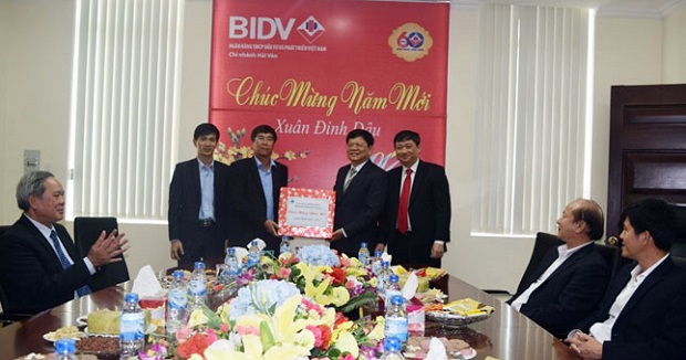 Deputy Secretary Tri (second right), Vice Chairman Dung (first right), and BIDV Hai Van representatives 