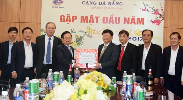 Deputy Secretary Tri (fourth right), Vice Chairman Dung (third right), Editor-in-Chef Dinh (third left) and Da Nang Port company’s leaders 