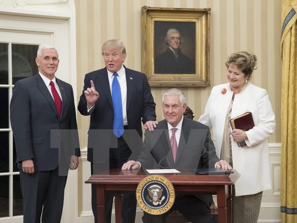 Tổng thống Mỹ Donald Trump (thứ 2, trái) và ông Rex Tillerson (thứ 2, phải) sau khi được phê chuẩn làm Ngoại trưởng của nước này ở Washington, DC ngày 1/2. (Nguồn: EPA/TTXVN)