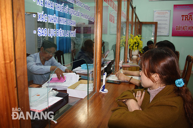 Trong ngày làm việc thứ hai của năm mới, người dân đến làm thủ tục hành chính tại các phường trên địa bàn thành phố đã nhộn nhịp hơn. Trong ảnh: Người dân đến làm thủ tục hành chính tại phường Hòa Hiệp Bắc (quận Liên Chiểu) vào cuối giờ sáng 3-2.                                   Ảnh: TRỌNG HÙNG