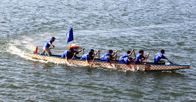 Đội thuyền đua phường Hòa Hiệp Bắc chuẩn bị đua vòng thứ 2