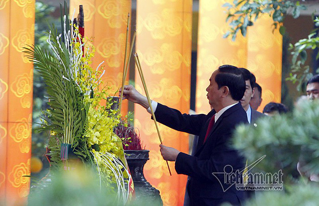Chủ tịch nước Trần Đại Quang đã đến dâng hương tưởng nhớ các bậc tiên đế, các bậc hiền tài có công với nước. (Ảnh: VietNamnet)