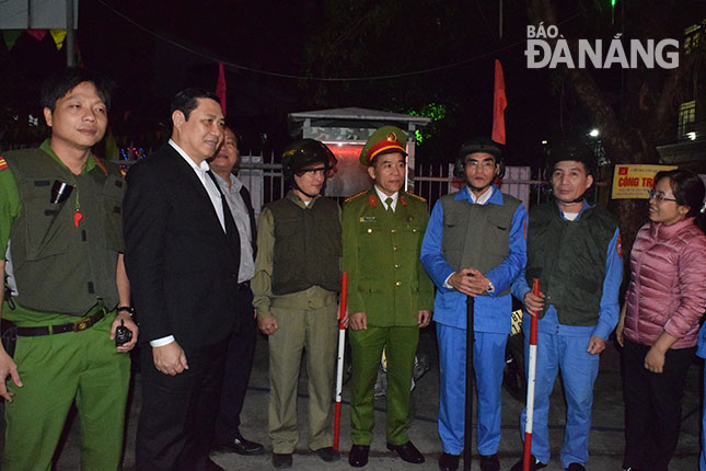 Municipal PC Chairman Huynh Duc Tho (2nd left) and a night-time patrol team in Hai Chau District’s Hai Chau 1 Ward