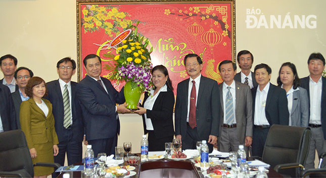 Chủ tịch UBND thành phố Huỳnh Đức Thơ tặng hoa chúc mừng Công ty CP Dệt may 29-3. Ảnh: NGỌC PHÚ