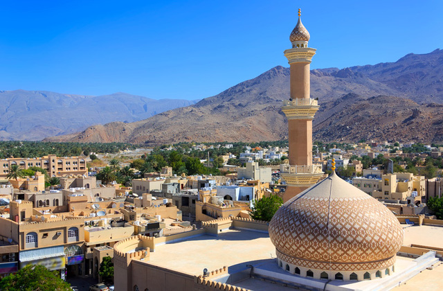 Oman (một quốc gia Ả Rập thuộc Trung Đông) là quốc gia có mức độ bảo đảm về việc làm cho người nước ngoài tìm đến định cư khá cao. Một khi đã đến sống tại Oman và có việc làm ổn định, người định cư bắt đầu được tận hưởng những phúc lợi xã hội khác khiến họ cảm thấy cuộc sống an toàn (57%), ổn định (46%), và yên bình (62%)… Những yếu tố này đóng góp rất lớn vào cảm nhận chung về một cuộc sống hạnh phúc nơi “đất khách”.
