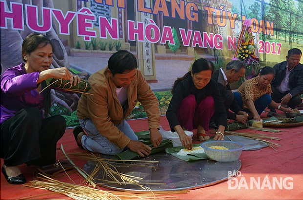 A cylindrical glutinous rice cake-making contest at the festival